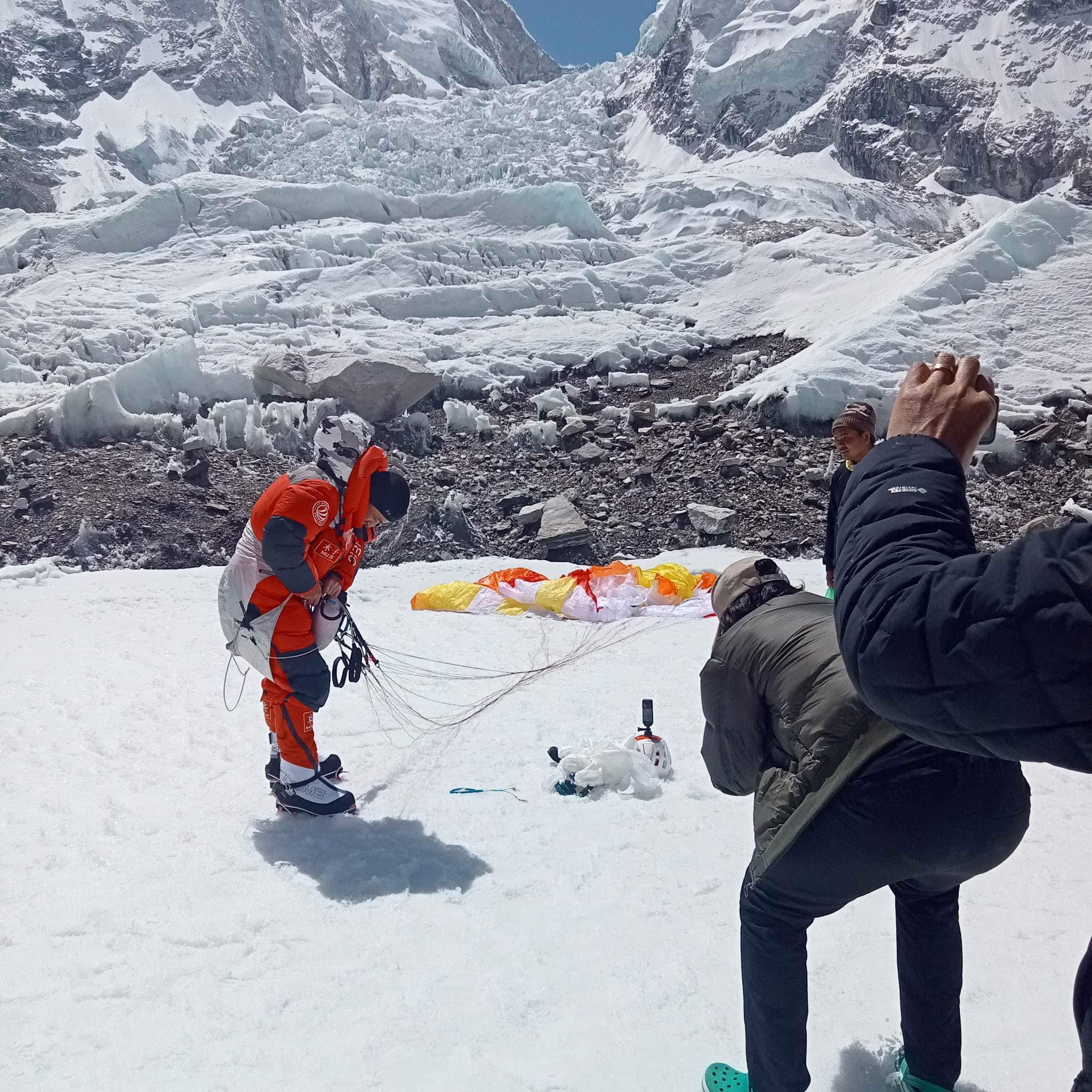 Chinese climber paragliding on Mount Everest_11684416664.jpg